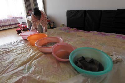 文成楼上漏水，住户失联，小区没物管，业主维权难！律师来支招……